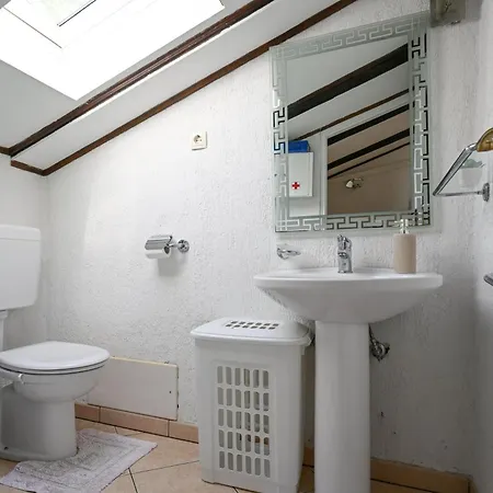 Liliane Kvarner View Опатія